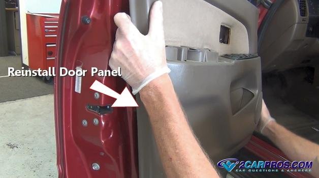 Vuelva a instalar el panel de la puerta