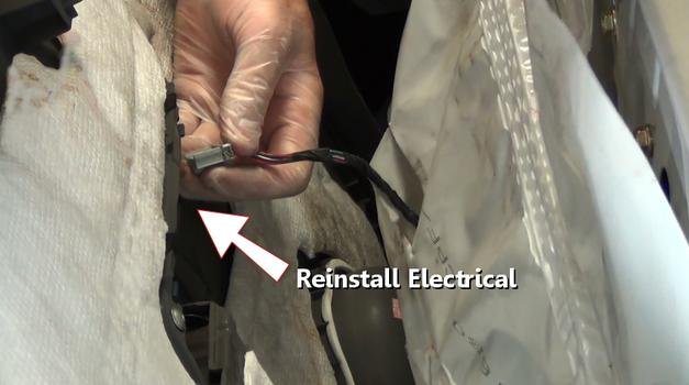 Vuelva a instalar el conector del interruptor de la ventana.