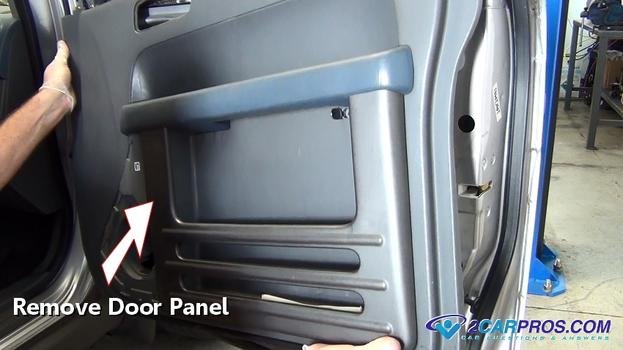 quitar el panel de la puerta