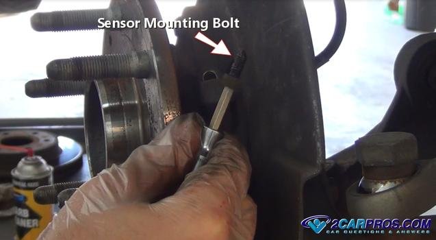 Retire el perno de montaje del sensor de velocidad de la rueda del ABS