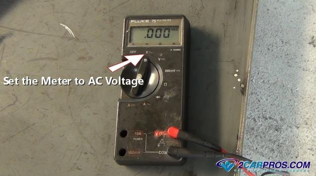 Configure el voltímetro en voltaje CA