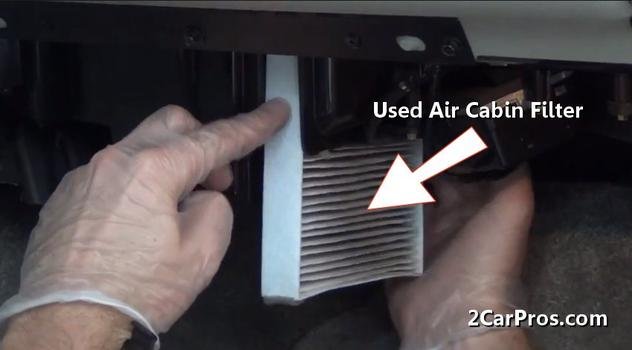 Desmontaje del filtro de aire de la cabina
