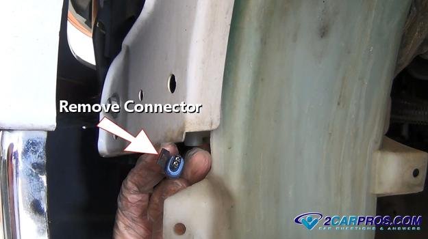 Retire el depósito del lavaparabrisas del conector eléctrico.