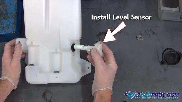 Instale el sensor de nivel de líquido lavaparabrisas