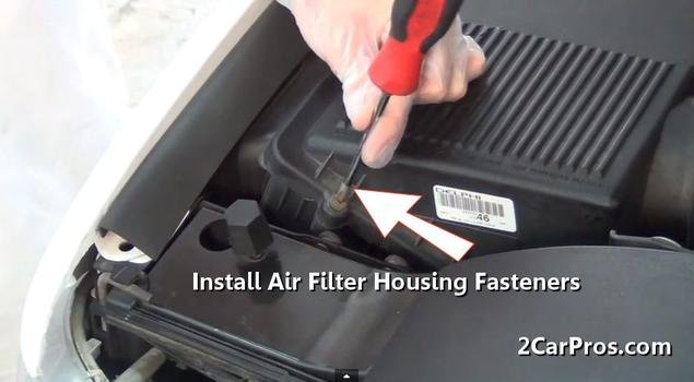 Instalación de los sujetadores de la carcasa del filtro de aire