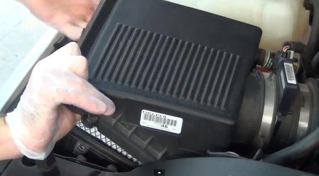 Instalación de la tapa de la carcasa del filtro de aire
