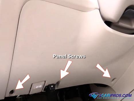 tornillos en la parte inferior del panel de instrumentos