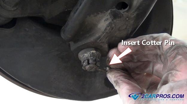 Inserte el pasador de aleta de la rótula inferior
