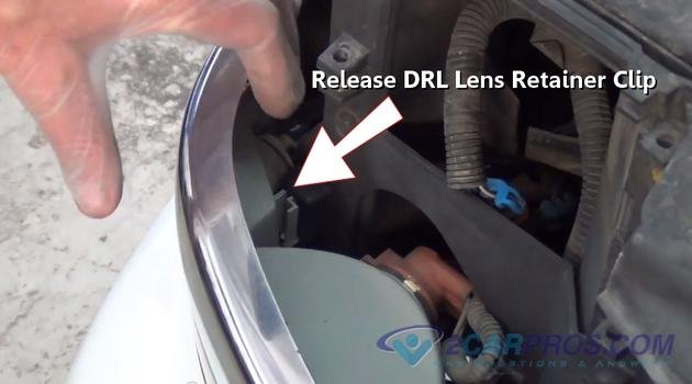 Suelte el clip de retención de la lente DRL