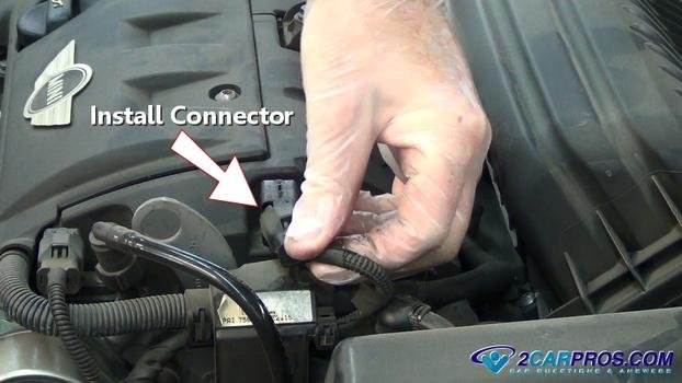 Instale el conector eléctrico del árbol de levas.