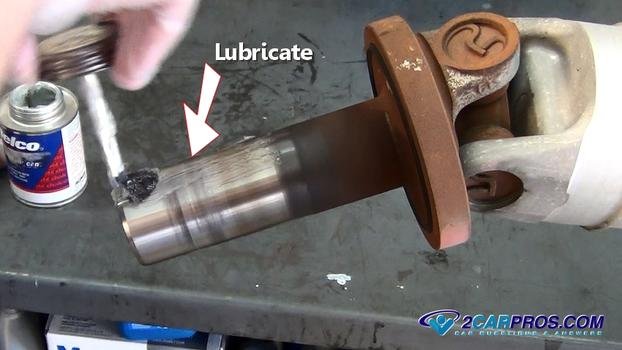 Lubrique el yugo del eje de transmisión