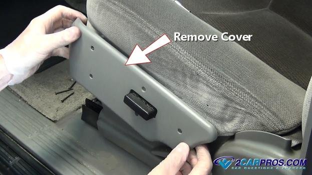 Retire la cubierta lateral del asiento