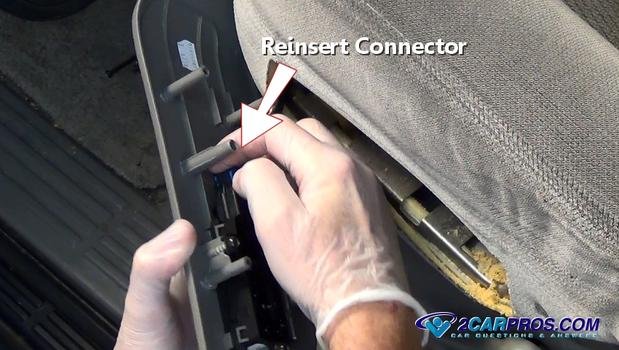 Vuelva a conectar el conector del cableado del interruptor de control del asiento.