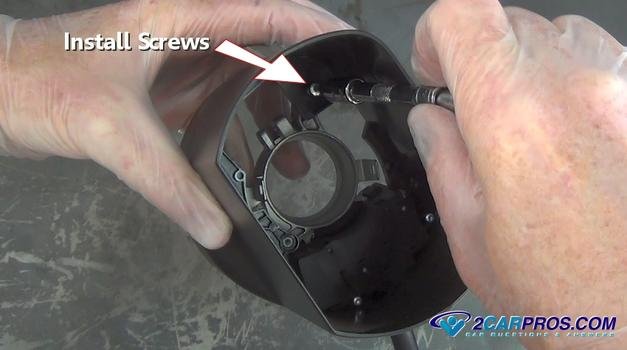 Instale los tornillos del bisel del interruptor de señal de giro