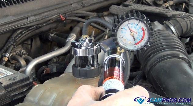 Cómo probar la presión del sistema de refrigeración del radiador de un motor