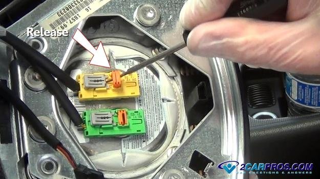 Suelte el clip de seguridad del airbag secundario