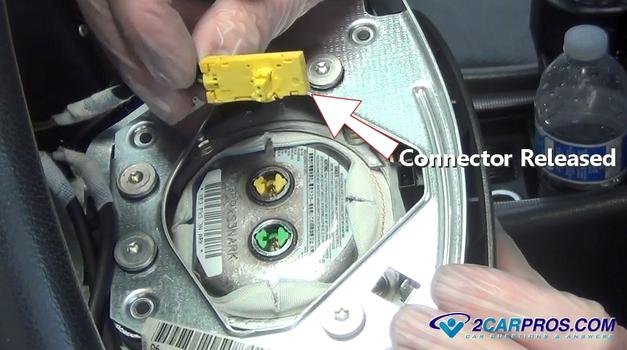 liberación del conector eléctrico del airbag