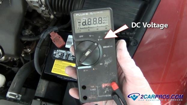 Cómo utilizar un voltímetro para pruebas automotrices