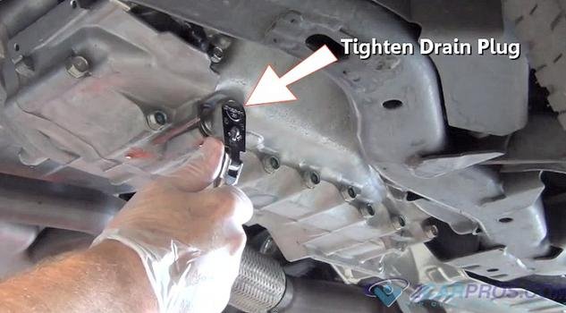 Apriete el tapón de drenaje de la transmisión automática.