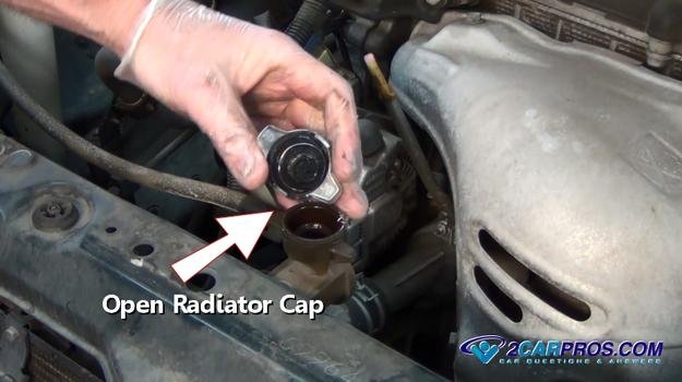 abre la tapa del radiador