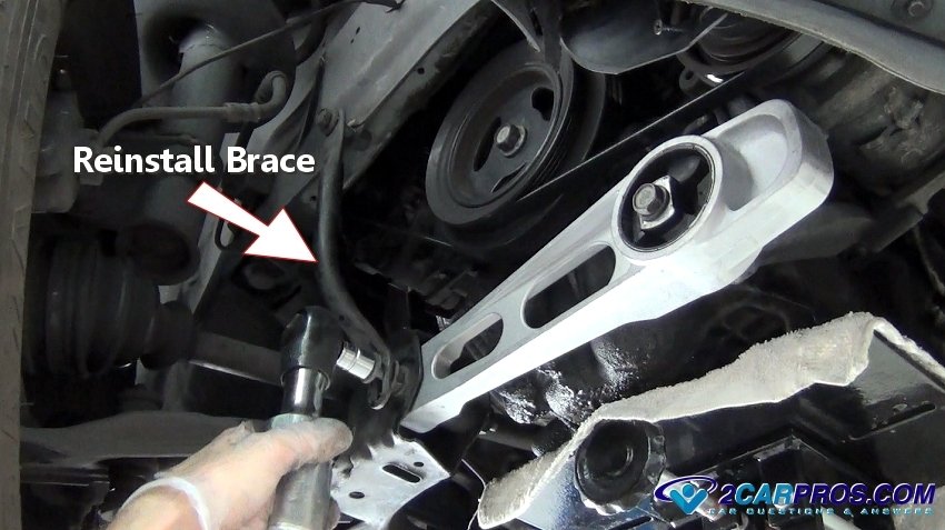 Vuelva a instalar los soportes de soporte del motor