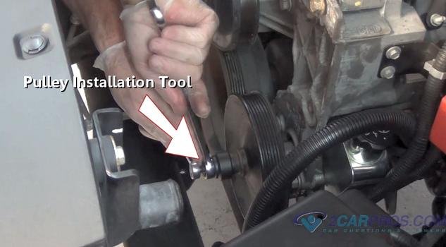 usando la herramienta de instalación de poleas