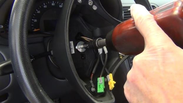 Apriete los tornillos de montaje del volante.