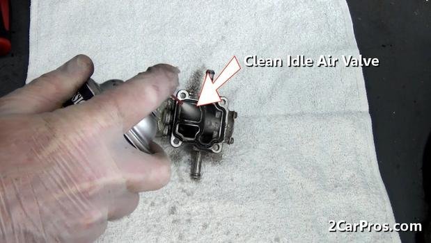 limpiar la válvula de control de aire inactivo
