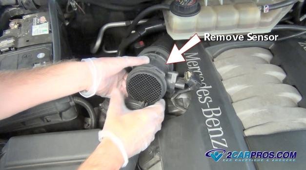 Retire el sensor de flujo masivo de aire.
