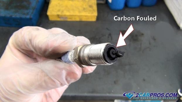 bujía sucia de carbono