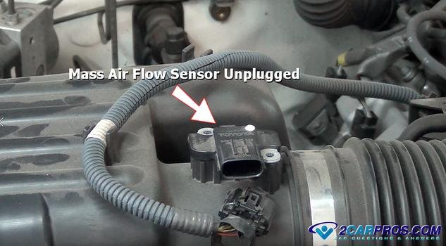 El sensor de flujo de aire masivo está desconectado