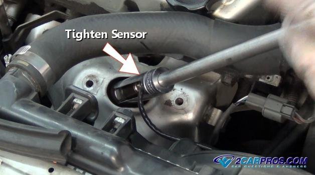 Apretar el sensor de oxígeno