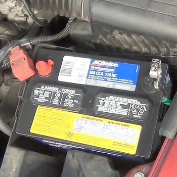 El motor se cala después de cambiar la batería