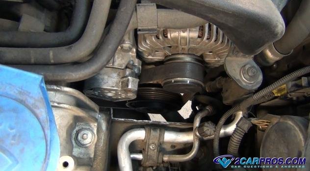 sonido del motor chirriando
