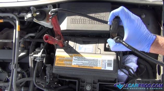 Cómo arrancar la batería de un coche