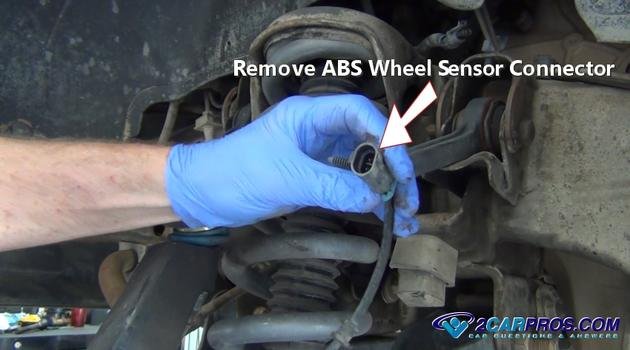 Retire el conector del sensor de velocidad de la rueda del ABS